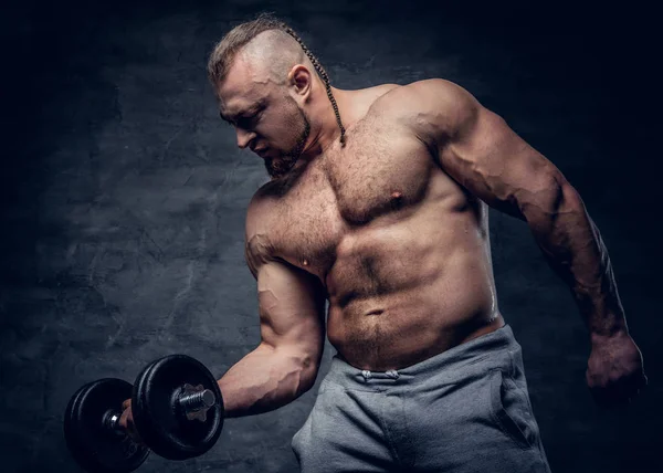 Shirtless bodybuilder détient haltère — Photo