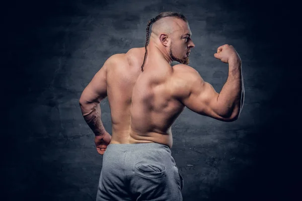 Shirtless bodybuilder vanaf achterkant — Stockfoto
