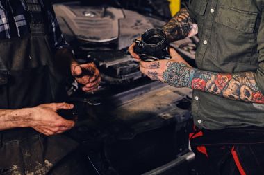 Otomobilin motoru tamir iki mekaniği 