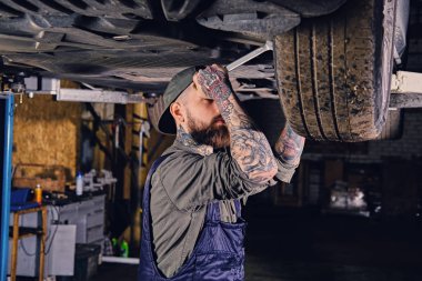 Sakallı dövmeli makinist