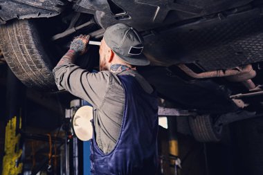 Sakallı dövmeli makinist