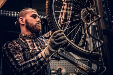Mekanik tamir bisiklet tekerleği 