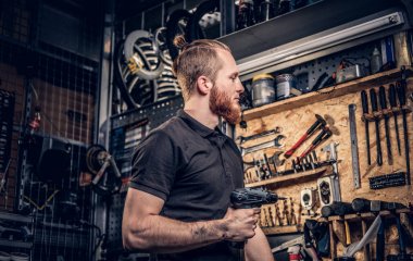 Sakallı Bisiklet tamircisi