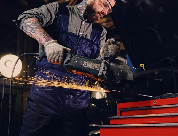 Mechanik s úhlovou brusku — Stock fotografie