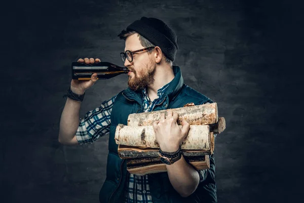 Drunk bearded man drinks beer — Stock Photo, Image