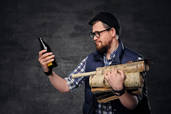Bêbado barbudo bebe cerveja — Fotografia de Stock