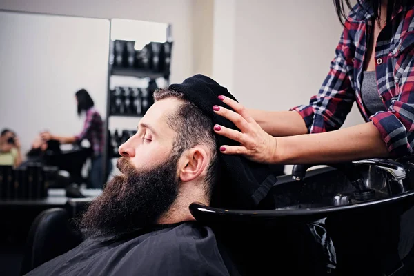 Cabeleireiro secagem barbudo cabelo masculino — Fotografia de Stock