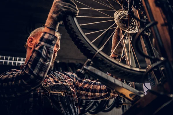Mecánica de reparación de rueda de bicicleta —  Fotos de Stock