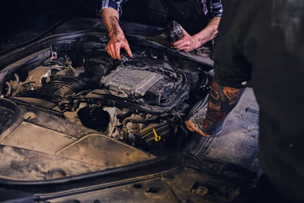 Two mechanics fixing car's engine — Stock Photo, Image