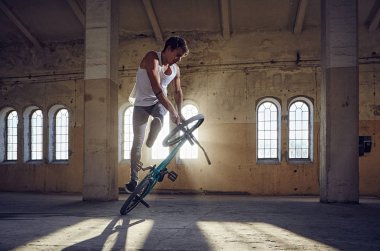 BMX sürücüsü atlama 