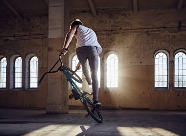 BMX sürücüsü atlama 