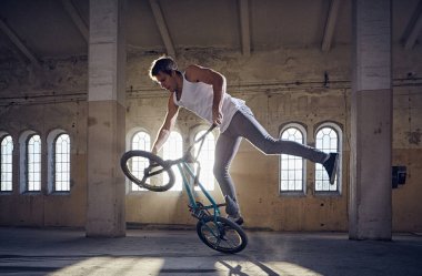 BMX sürücüsü atlama 