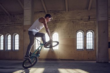 BMX sürücüsü atlama 