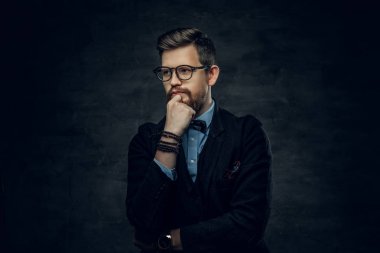 Sakallı zarif yakışıklı