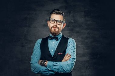 çapraz kolları olan sakallı adam