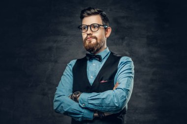 çapraz kolları olan sakallı adam