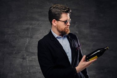 Şişelenmiş zanaat bira sunan adam