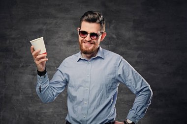 Adam bir kağıt kahve Kupası tutar.