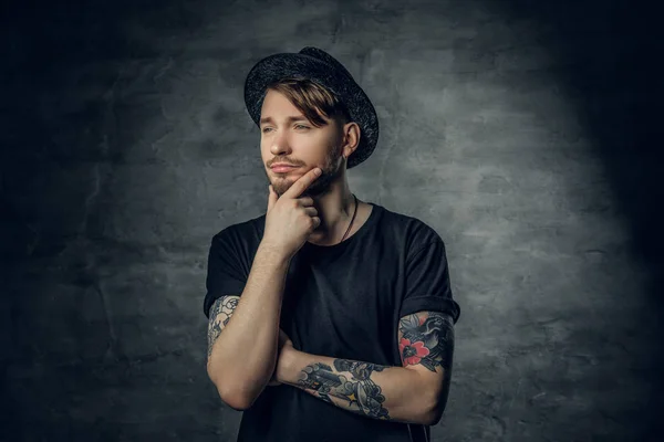 Nadenkende man, gekleed in een zwarte t shirt — Stockfoto