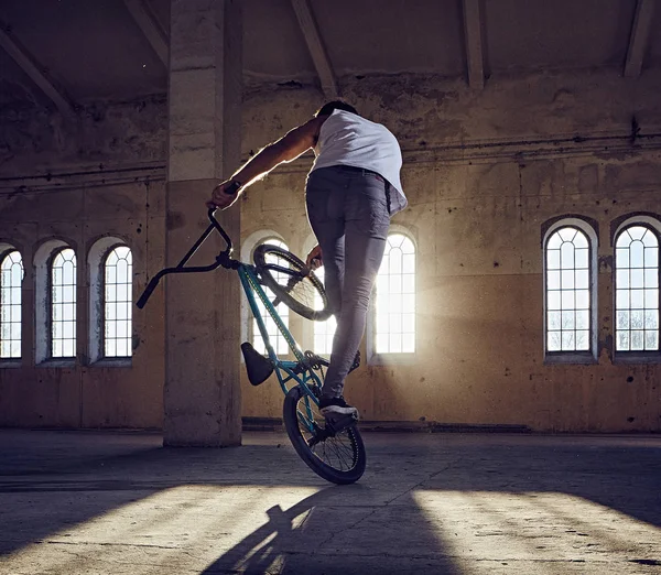 BMX rider akrobacje — Zdjęcie stockowe