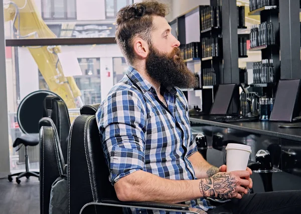 Hombre bebe café en un salón de peluquería —  Fotos de Stock