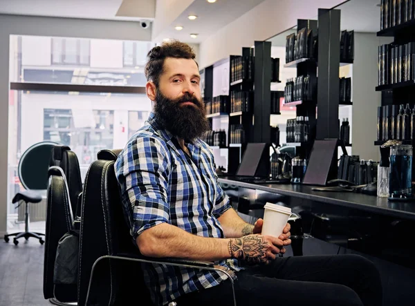 Masculino bebe café no salão de cabeleireiro — Fotografia de Stock
