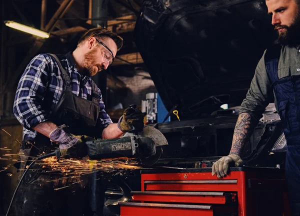 Dwóch mechaników Brodaty w garażu — Zdjęcie stockowe