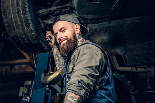 Mécanicien travaillant avec le châssis de la voiture — Photo