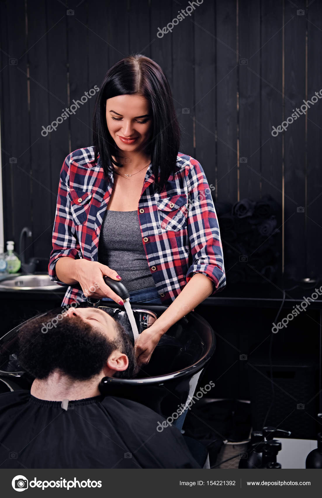 Brünette Frauen Friseur Waschen der Haare des bärtigen Mannes in einem saloon — Foto von fxquadro