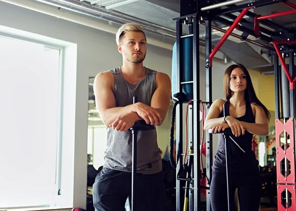 Athlétisme masculin et féminin dans une salle de gym . — Photo