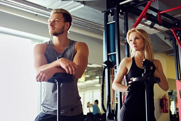 Muskularny mężczyzna i kobieta w club siłownia — Zdjęcie stockowe