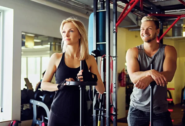 Muskulös man och kvinna i ett gym club — Stockfoto