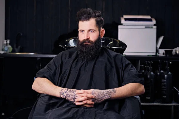 Homem antes de lavar o cabelo — Fotografia de Stock