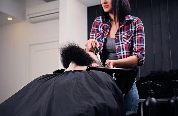 Adamın saç yıkama Kuaför — Stok fotoğraf
