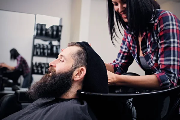Erkekler saç kurutma Kuaför sakallı — Stok fotoğraf