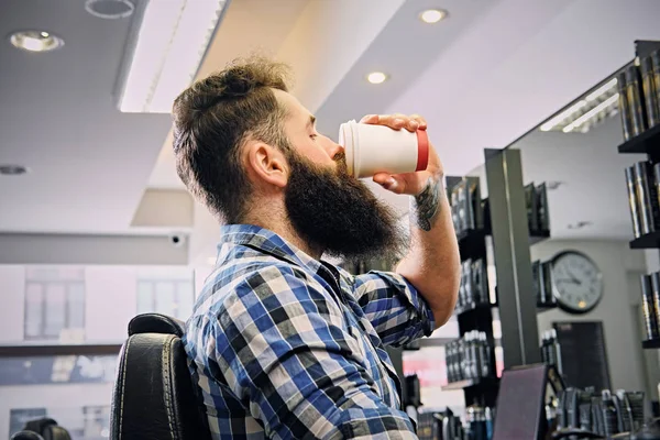 Elegante hombre hipster en un salón de peluquería —  Fotos de Stock