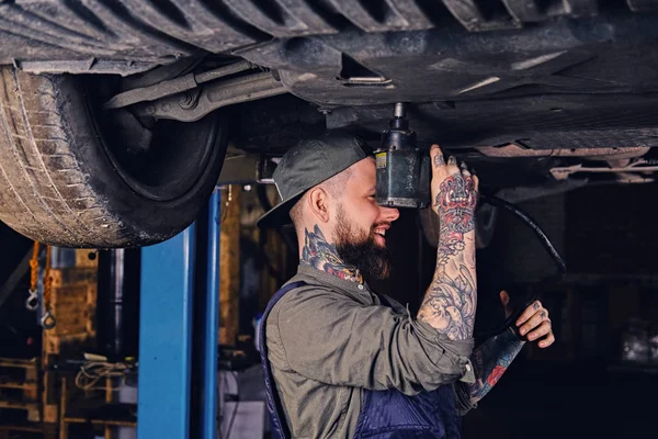 Mécanicien travaillant avec le châssis de la voiture — Photo