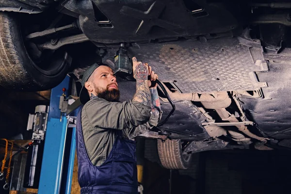 Mechanik praca z podwoziem samochodu — Zdjęcie stockowe