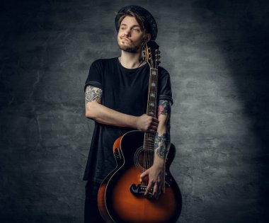 Şık hipster gitar tutar 