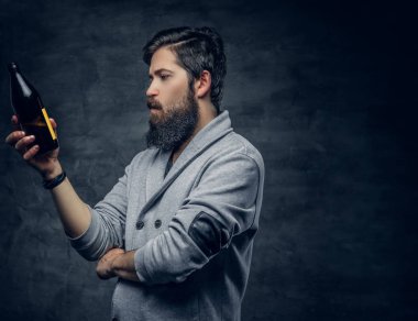 Sakallı adam bira şişesi tutan