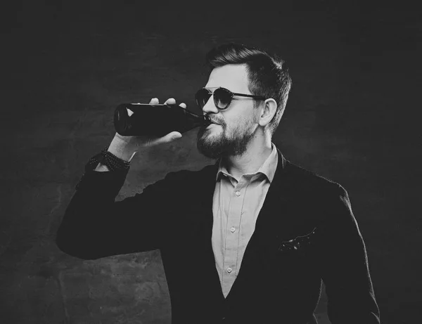Elegante barbudo masculino bebe cerveza — Foto de Stock