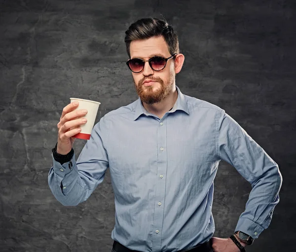 Мужчина держит бумажную чашку кофе . — стоковое фото