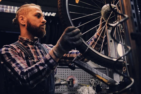 Mecánica de reparación de rueda de bicicleta —  Fotos de Stock