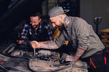 Otomobilin motoru tamir mekanik
