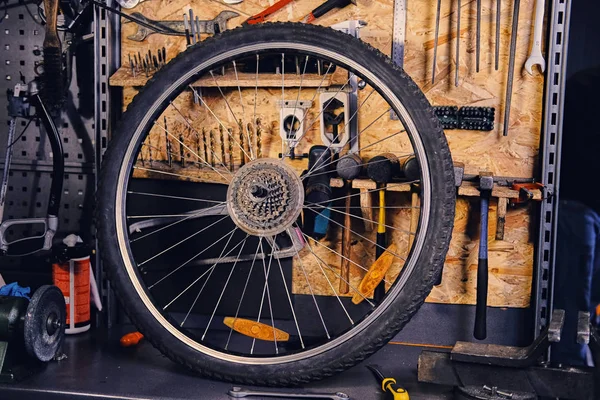 Mountain bike wheel in a workshop — Stock Photo, Image