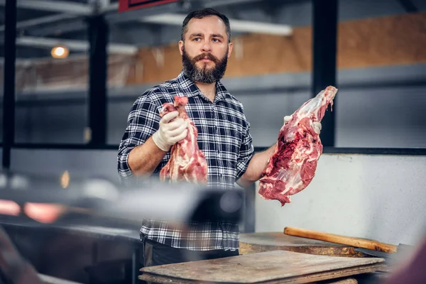 Γενειοφόρος meatman σε μια αγορά — Φωτογραφία Αρχείου