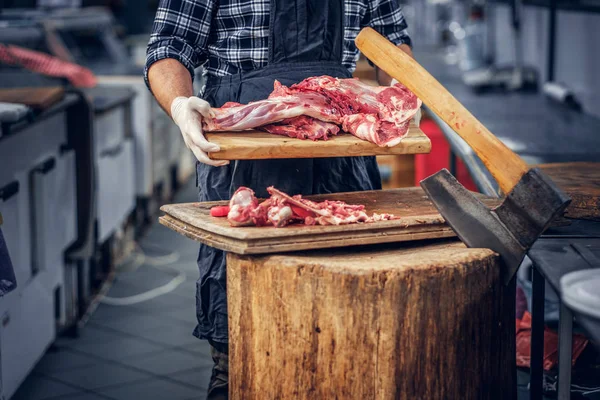 Carniceiro barbudo em um mercado — Fotografia de Stock