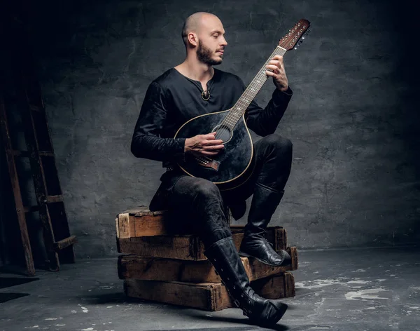 Geleneksel folk müzisyeni mandolin çalış — Stok fotoğraf