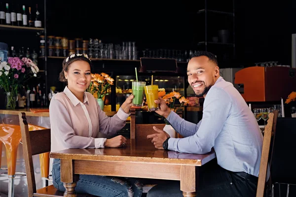 Noir américain couple parler et boire — Photo
