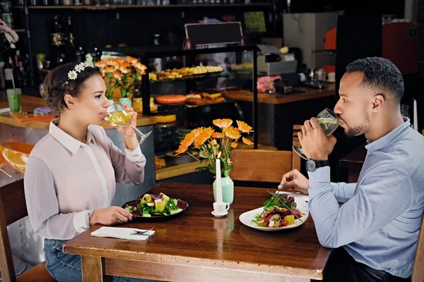 Casal negro americano em um encontro — Fotografia de Stock